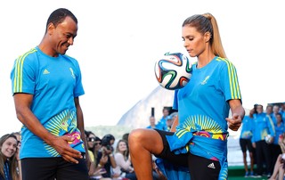 Cafu e Fernanda Lima uniformes voluntários Copa do Mundo (Foto: Fabio Rossi / Agência O Globo)