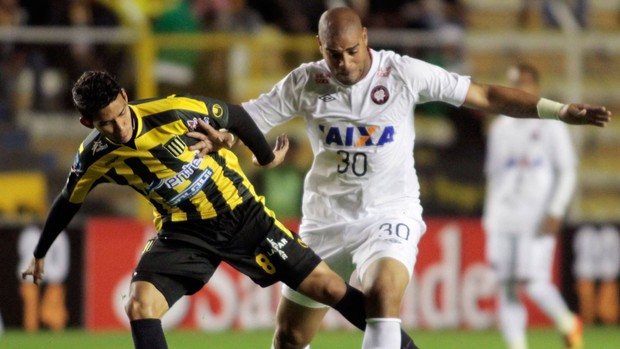 Adriano The Strongest x Atletico-PR (Foto: Reuters)