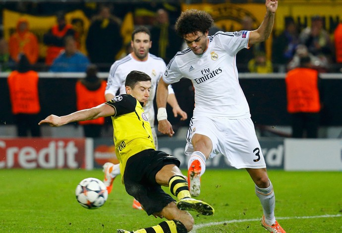 Lewandowski e Pepe, Borussia Dortmund x Real Madrid (Foto: Reuters)