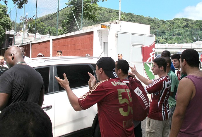 protesto da torcida do Fluminense em Laranjeiras (Foto: Hector Werlang)