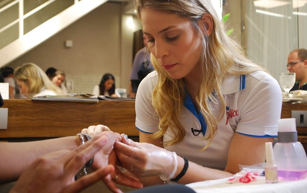 Camila Brait é manicure por um dia (Foto: Marcos Guerra)