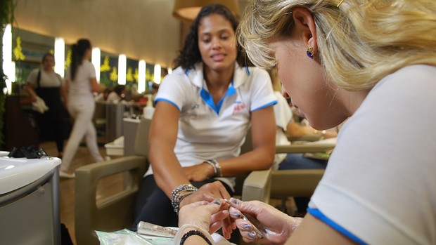 Camila Brait é manicure por um dia (Foto: Marcos Guerra)