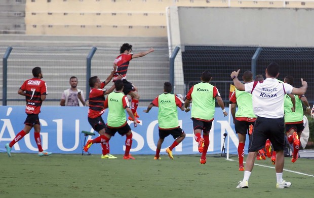 Cristian marca o primeiro gol do Ituano em partida válida pela final do Campeonato Paulista (Foto: Marcos Ribolli)