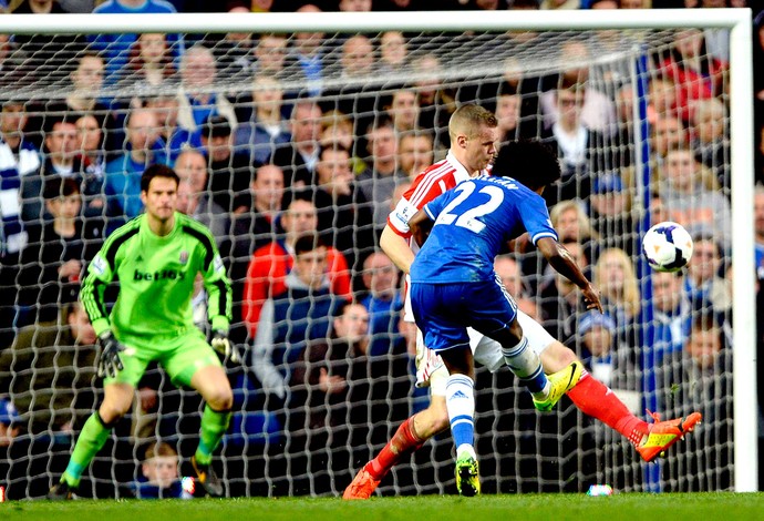 Willian gol Chelsea contra Stoke City (Foto: Reuters)