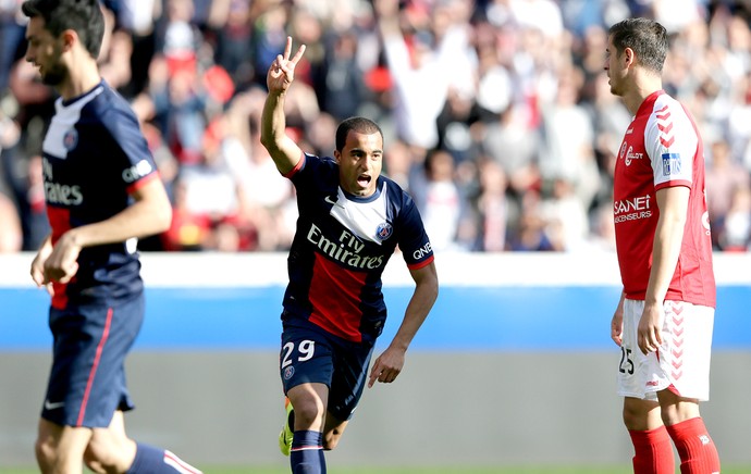 Lucas comemoração gol no jogo entre PSG e  Reims (Foto: AFP)