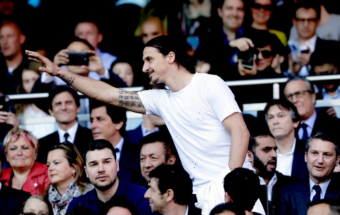 Ibrahimovic na torcida no jogo entre PSG e  Reims (Foto: AFP)