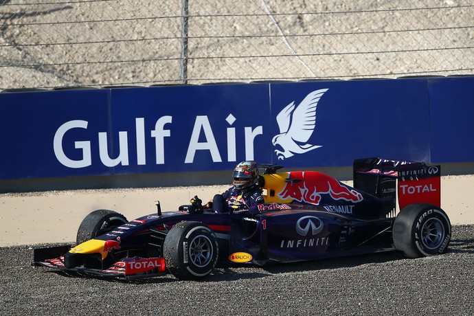 Sebastian Vettel rodou e ficou atolado na brita no terceiro treino livre para o GP do Bahrein (Foto: AFP)