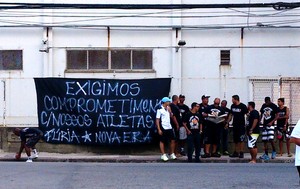 protesto torcida Botafogo no Engenhão (Foto: Gustavo Rotstein)