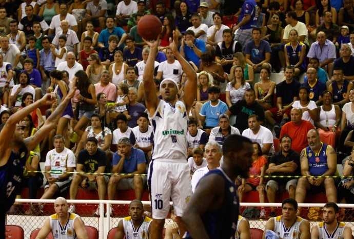 Jefferson William foi o responsável pelo lance mais emocionante da primeira fase do NBB (Foto: Cláudio Capucho/PMSJC)