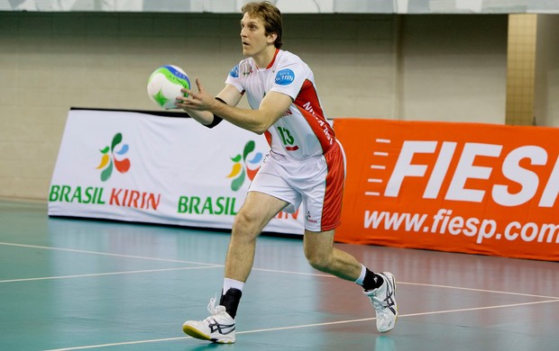 O capitão do Campinas André Heller se prepara para sacar (Foto: Divulgação / Brasil Kirin)