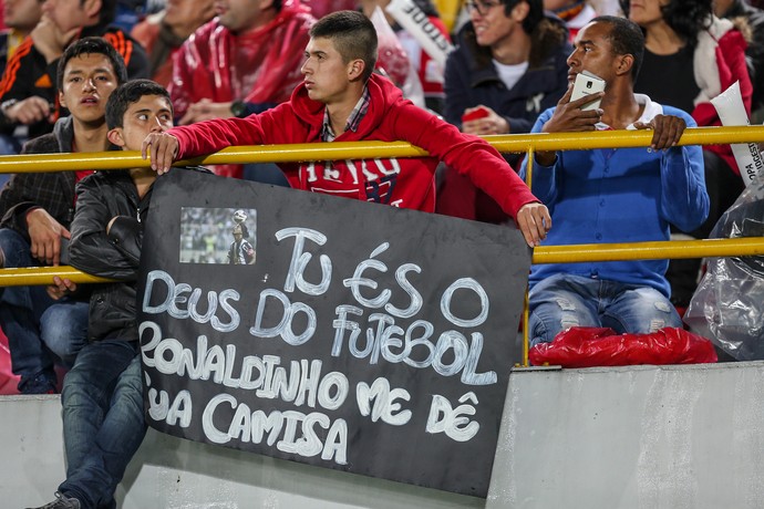 Torcida mostra carinho com Ronaldinho Gaúcho (Foto: Bruno Cantini)