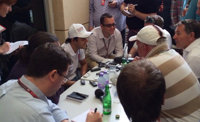 Felipe Massa cercado pela imprensa no Circuito do Bahrein (Foto: Divulgação)