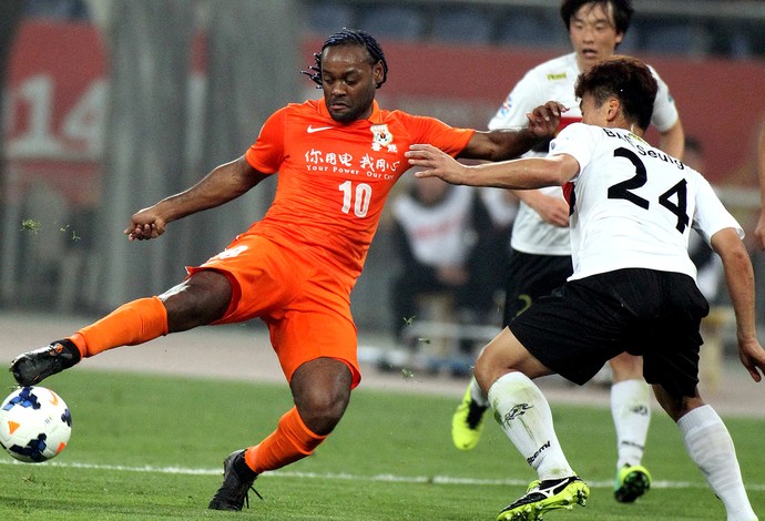 AFC Vagner Love Shandong Luneng (Foto: AFP)