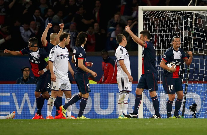 Ibrahimovic gol PSG x Chelsea (Foto: Reuters)