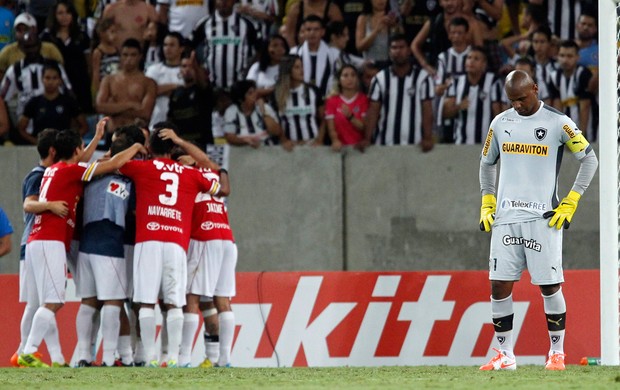 Jefferson Botafogo x união Espanhola (Foto: Gustavo Miranda / O Globo)