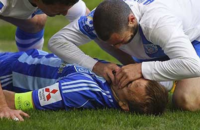 jogador salva vida de adversário em campo - Dinamo x Jaba Kankava, Gusev e Dnipro (Foto: Divulgação/Site Oficial do Dinamo de Kiev)