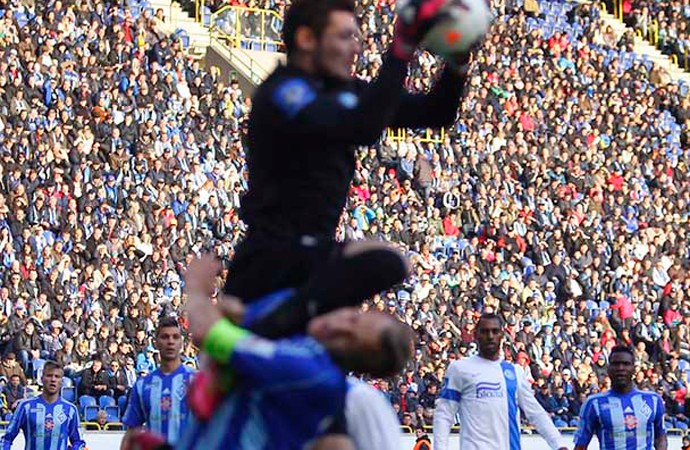 jogador salva vida de adversário em campo - Dinamo x Jaba Kankava, Gusev (Foto: Divulgação/Site Oficial do Dinamo de Kiev)