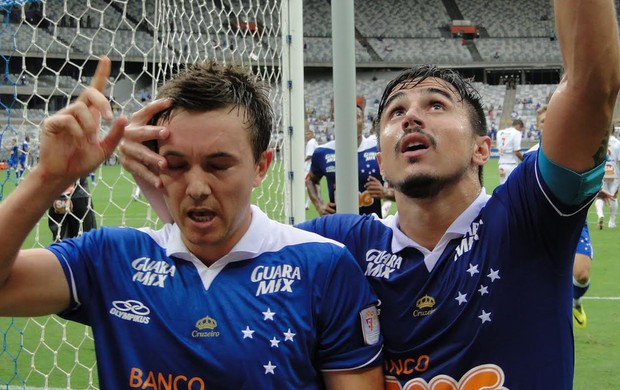 Dagoberto e Willian comemoram, Cruzeiro x Boa Esporte (Foto: Marco Antônio Astoni)