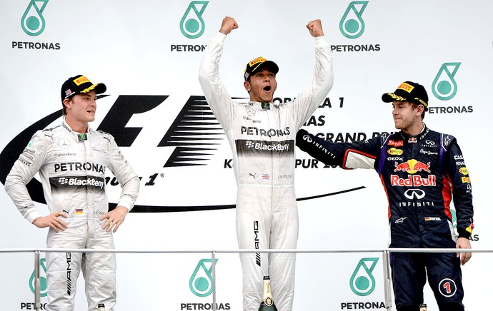 Hamilton comemoração pódio GP Malásia F1 (Foto: AFP)