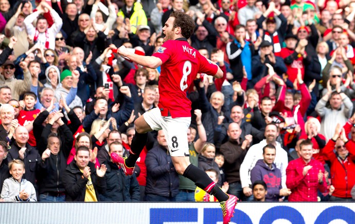 Juan Mata comemoração jogo Manchester United contra Aston Villa (Foto: AP)