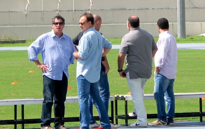 dirigentes no treino do Botafogo (Foto: Fred Huber)