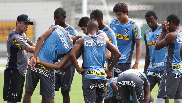 Eduardo Hungaro comandando o time do botafogo (Foto: Luciano Belford/SSPress)