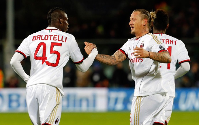 MExes e balotelli milan gol Fiorentina (Foto: Agência Reuters)