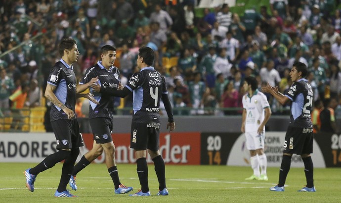 Jogadores do Bolivar comemoram vitória sobre o León (Foto: EFE/Ulises Ruiz Basurto)