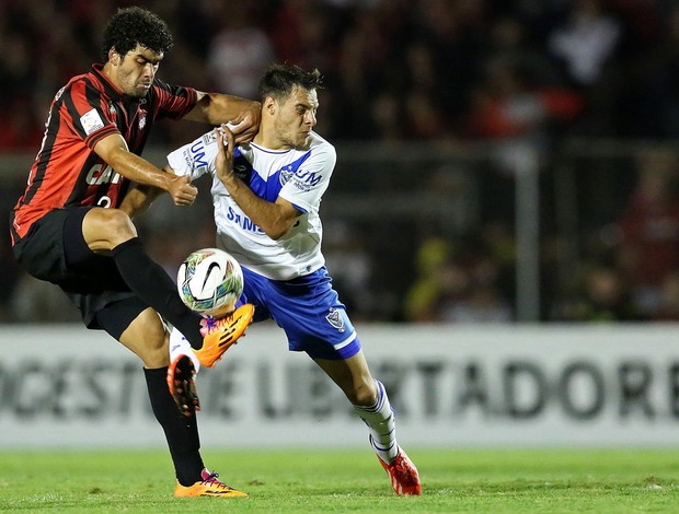 Bruno Mendes e Leandro Desabato,  Atlético-PR x Velez Sarsfield (Foto: AFP)