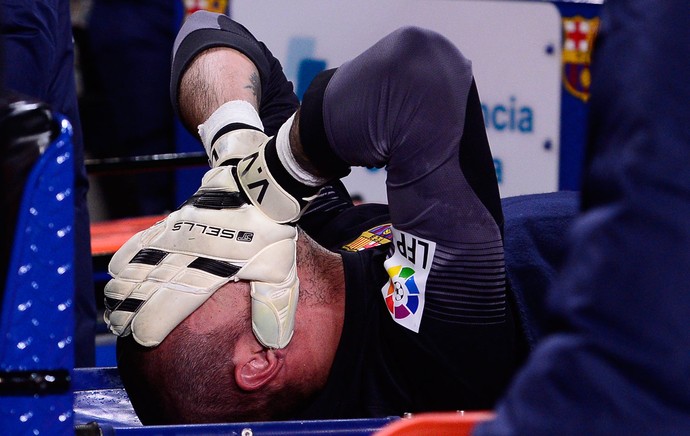 Victor Valdes Lesão Barcelona x Celta de Vigo (Foto: AP)