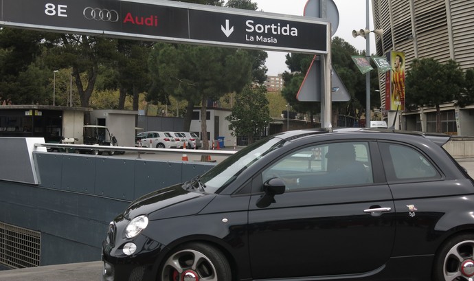 Carro de Alex Song na chegada ao Camp Nou (Foto: Cíntia Barlem)