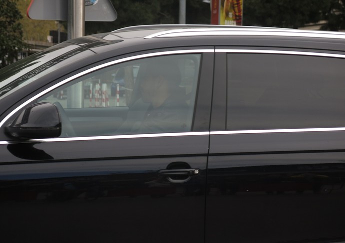 Victor Valdés na chegada ao estádio do Barcelona (Foto: Cíntia Barlem)