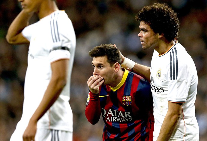 Pepe e Messi jogo Barcelona e Real Madrid (Foto: EFE)