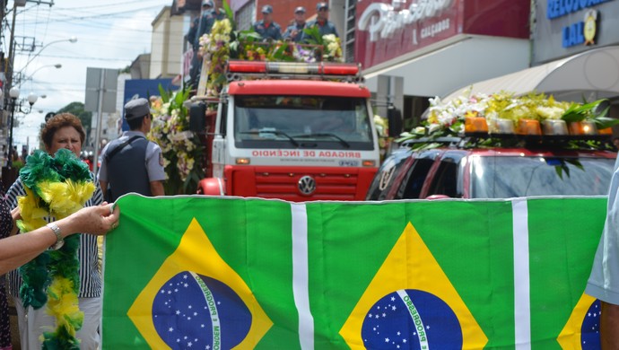 Cortejo Bellini Enterro Itapira (Foto: Murilo Borges)