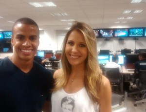 Thiago Oliveira e Bárbara Coelho, apresentadores do Tá na Área (Foto: Paola Loewe/SporTV)