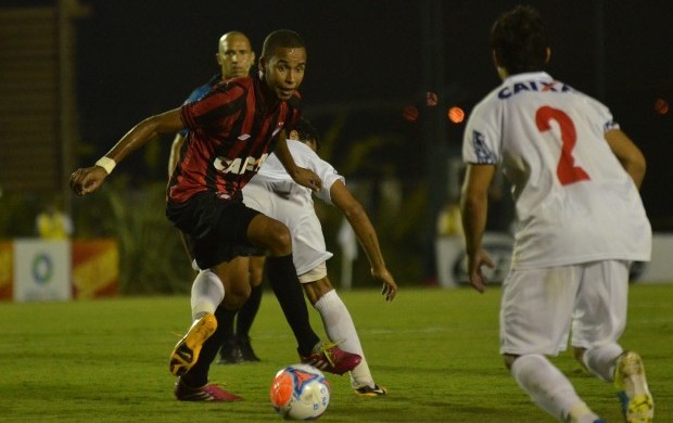 Hernani marcou, mas não conseguiu evitar a derrota para o Paraná (Foto: Divulgação/ Site oficial Atlético-PR)