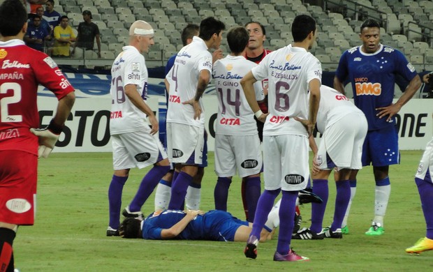 Dagoberto confusão Cruzeiro x Defensor (Foto: Marco Astoni)