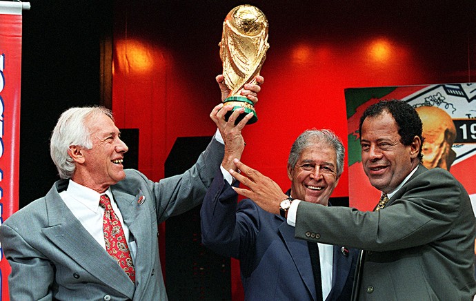 Bellini com Mauro Ramos e Carlos Alberto Torres taça da Copa do Mundo (Foto: AFP)