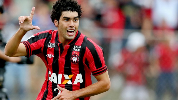 Bruno Mendes gol jogo Atlético-PR e Universitario-PER (Foto: AFP)