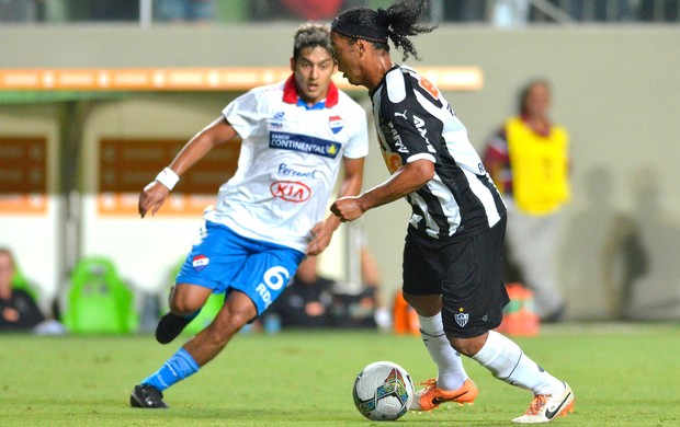 Ronaldinho Gaúcho jogo Atlético-MG contra Nacional-PAR (Foto: AFP)