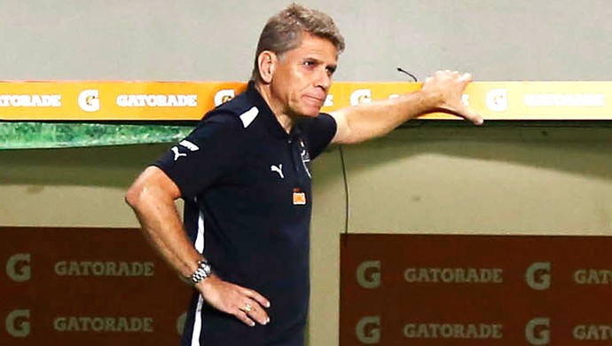 Paulo Autuori jogo Atlético-MG contra Nacional-PAR (Foto: Reuters)