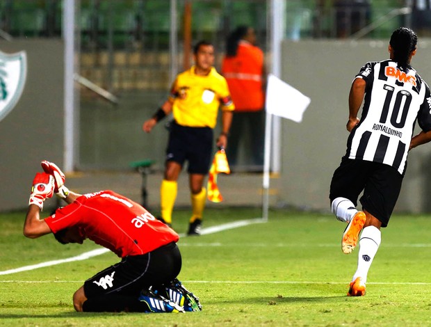 Ronaldinho Gaúcho gol jogo Atlético-MG contra Nacional-PAR (Foto: Reuters)