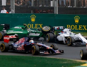 Kamui Kobayashi caterham felipe massa williams largada gp da austrália (Foto: Agência Reuters)