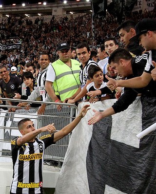 gilberto botafogo torcida maracanã (Foto: Vítor Silva / SSPress)