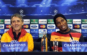 Coletiva Galatasary Drogba e Roberto Mancini (Foto: EFE)