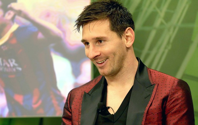 Messi de terno vermelho (Foto: Divulgação / Facebook Oficial)