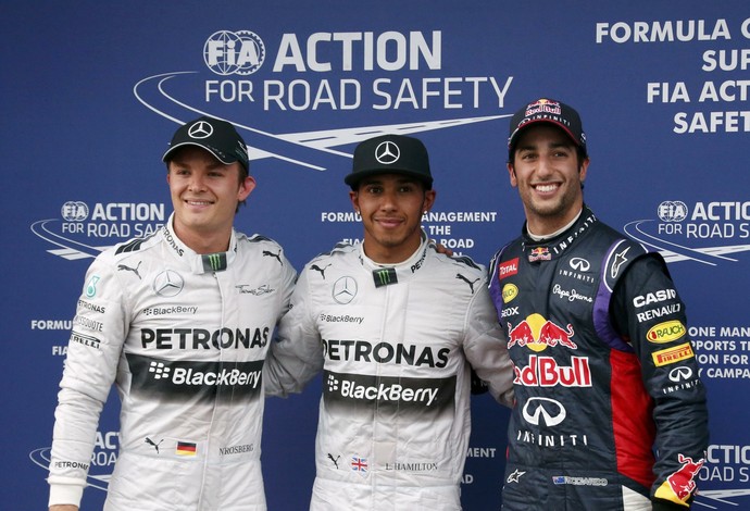 Daniel Ricciardo impediu a dobradinha da Mercedes e ofuscou a pole de Lewis Hamilton (Foto: Reuters)