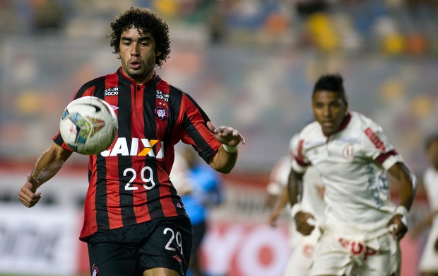 Bruno Mendes Atlético-PR (Foto: AFP)