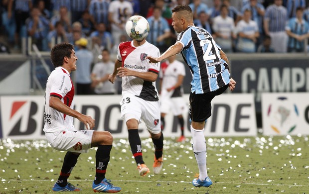 Luan domina a bola contra o Newell's Old Boys (Foto: Wesley Santos/Agência PressDigital)