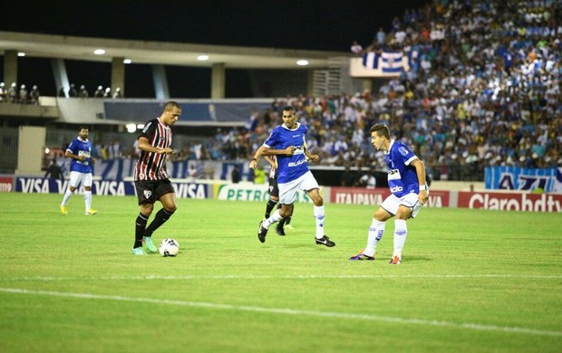 Luis Fabiano carrega a bola no meio da zaga do CSA (Foto: Jonathan Lins/G1)